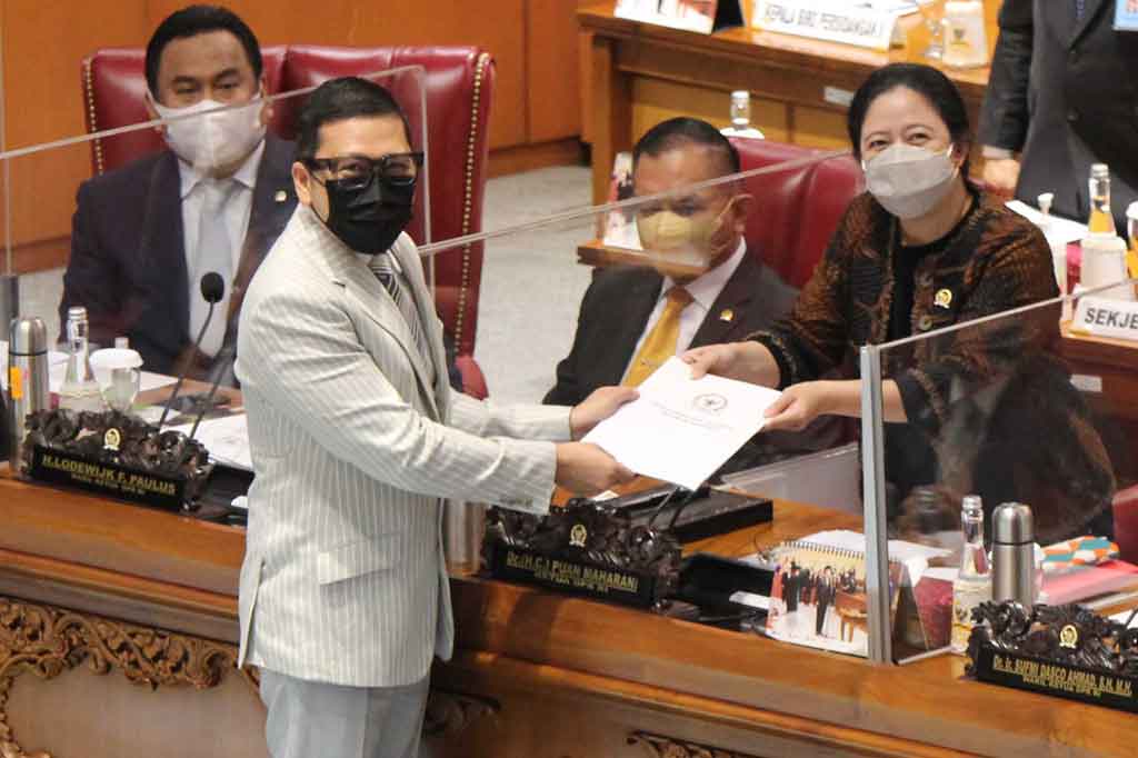 Ketua Komisi II DPR Ahmad Doli Kurnia (kedua dari kiri) menyerahkan nama-nama daftar anggota komisi Pemilihan Umum (KPU) dan Bawaslu terpilih 2022-2027 kepada Ketua DPR Puan Maharani (kanan) disaksikan Wakil Ketua DPR, Rachmad Gobel (kiri) dan Lodewlik F Paulus (kedua dari kanan) pada sidang Paripurna di Geedung Nusanatara II, Komplek Parlemen, Senayan, Jakarta, Jumat, 18 Februari 2022.