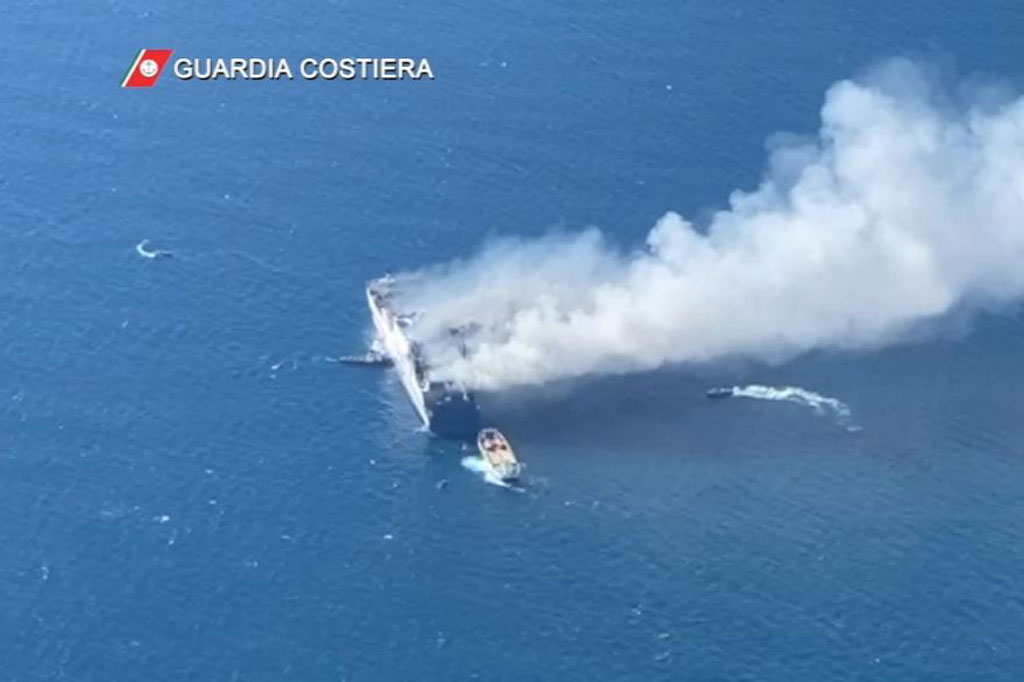 Sebuah kapal feri berpenumpang 288 orang yang berlayar dari Yunani menuju Italia terbakar pada Jumat, 18 Februari 2022. Tiga orang terluka akibat kejadian tersebut.