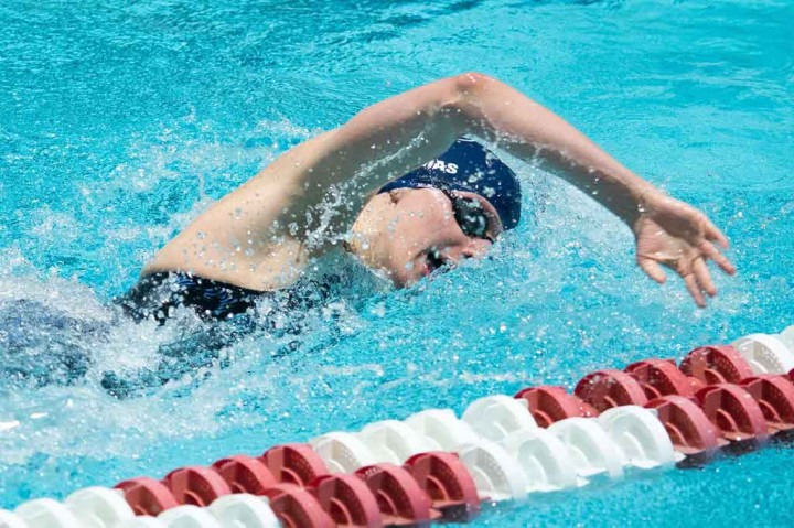 Tapi dia mendapat lampu hijau untuk bersaing di kejuaraan bergengsi Ivy League, dan berada di tempat pertama dengan waktu 04 menit 37,32 detik Kamis -- rekor untuk Blodgett Pool Universitas Harvard.