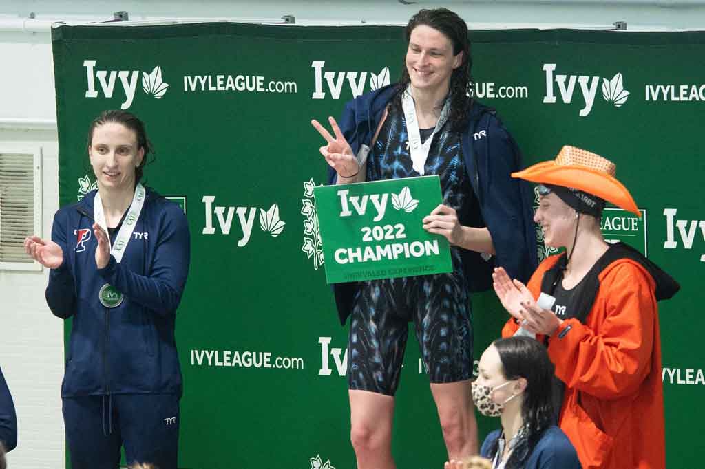 Dia termasuk di antara tiga perenang dari Penn State yang mencapai final.  Thomas berseri-seri dan menunjukkan tanda perdamaian saat menerima medali. 