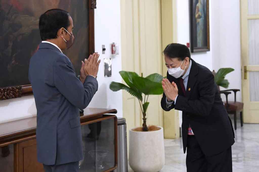 Presiden Joko Widodo menerima kunjungan pimpinan Asian Development Bank (ADB) di Istana Kepresidenan Bogor, pada Jumat, 18 Februari 2022.