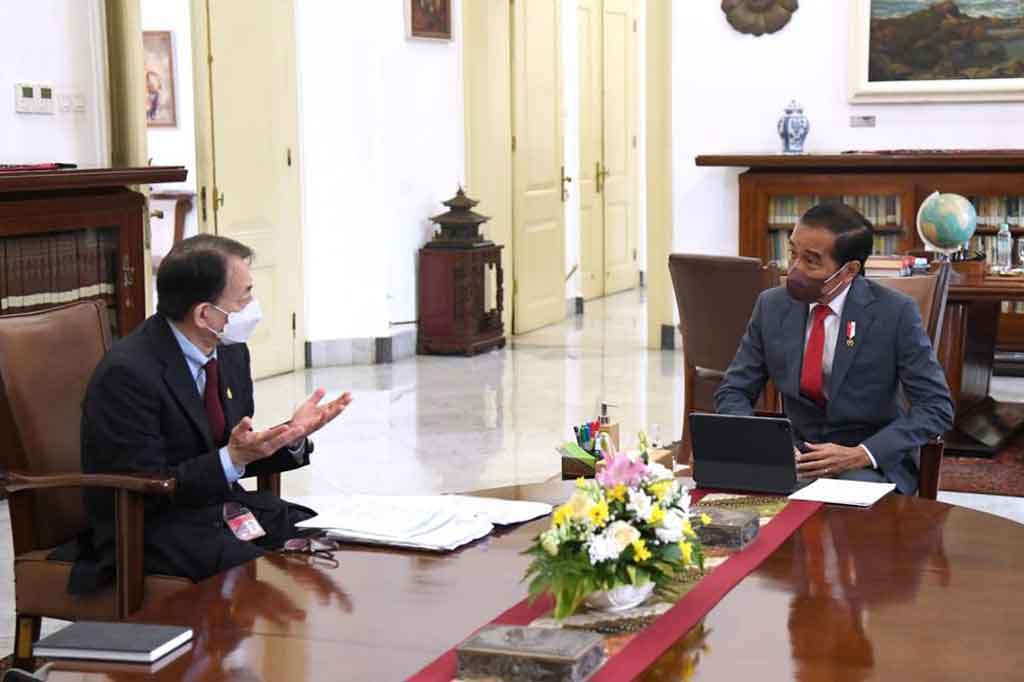 “Pertama Bapak Presiden menyampaikan perkembangan terkini terkait dengan Covid di Indonesia dan bahwa Indonesia adalah negara keempat sekarang di dunia yang sukses melakukan vaksinasi dan sudah mencapai di atas 330-an juta yang divaksinasi. Padahal kita adalah negara yang tidak memproduksi vaksin,” jelas Suharso dalam keterangannya seusai pertemuan.