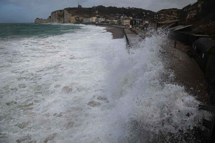 Badai Eunice menerjang Inggris hingga Belanda, Jumat, 18 Februari 2022 waktu setempat, mengakibatkan sedikitnya delapan orang meninggal dunia. Badai juga memaksa jutaan orang untuk berlindung, mengganggu penerbangan, kereta api, dan feri di seluruh Eropa Barat.