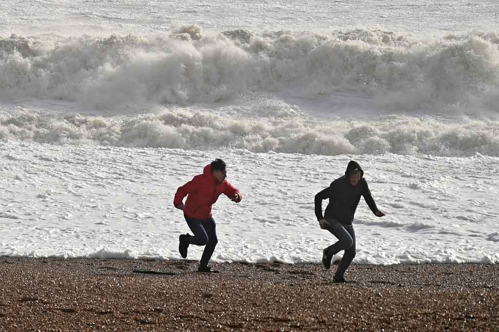 Menjelang malam, polisi mengatakan bahwa seorang wanita berusia 30-an meninggal dunia setelah mobil yang dia tumpangi tertimpa pohon tumbang. Sementara itu seorang pria berusia 50-an juga meninggal di barat laut Inggris setelah puing-puing menghantam kaca depan kendaraan yang dia tumpangi.