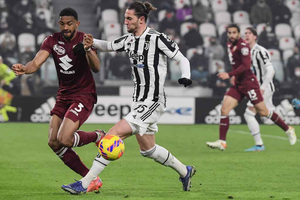 Pada laga Derby della Mole ini, Juventus mengambil inisiatif menyerang terlebih dahulu di babak pertama. Tuan rumah sempat mengancam lewat tendangan Adrien Rabiot. Sayang bola masih menyamping dari gawang Torino yang dijaga Vanja Milinkovic-Savic.