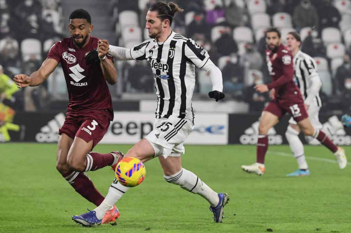 Pada laga Derby della Mole ini, Juventus mengambil inisiatif menyerang terlebih dahulu di babak pertama. Tuan rumah sempat mengancam lewat tendangan Adrien Rabiot. Sayang bola masih menyamping dari gawang Torino yang dijaga Vanja Milinkovic-Savic.