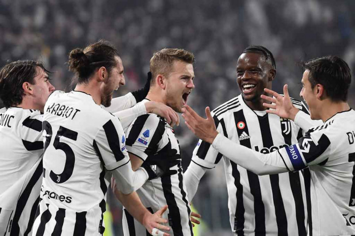 Terus menyerang, Bianconeri akhirnya berhasil unggul lebih dulu pada menit ke-13 lewat sundulan bek Mathijs de Ligt menyambut umpan sepak pojok Juan Cuardado, untuk mengubah kedudukan menjadi 1-0.