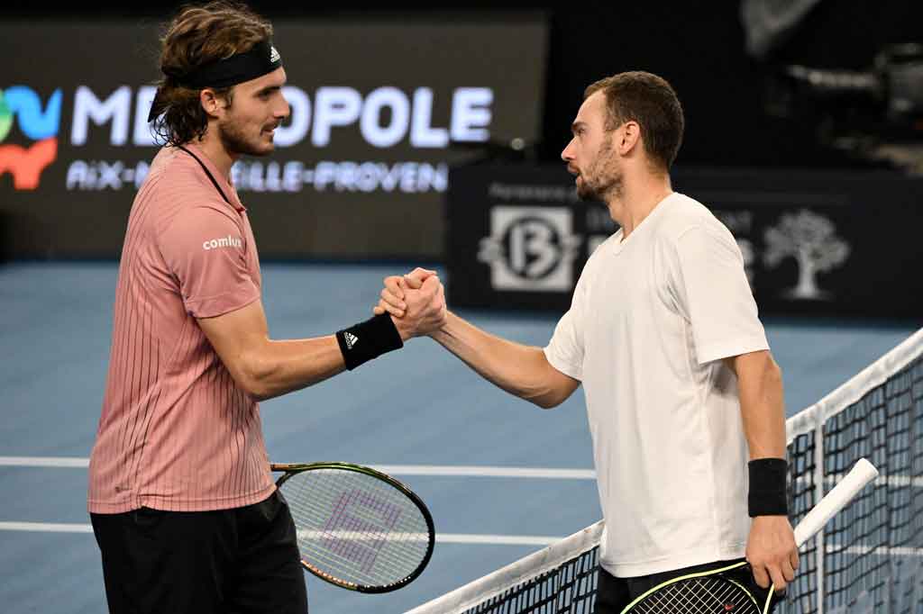 Petenis peringkat empat dunia yang juga unggulan teratas Stefanos Tsitsipas dipermalukan petenis kualifikasi berperingkat 163 asal Rusia Roman Safiullin di perempat final ATP Marseille, Jumat, 18 Februari 2022 waktu setempat.