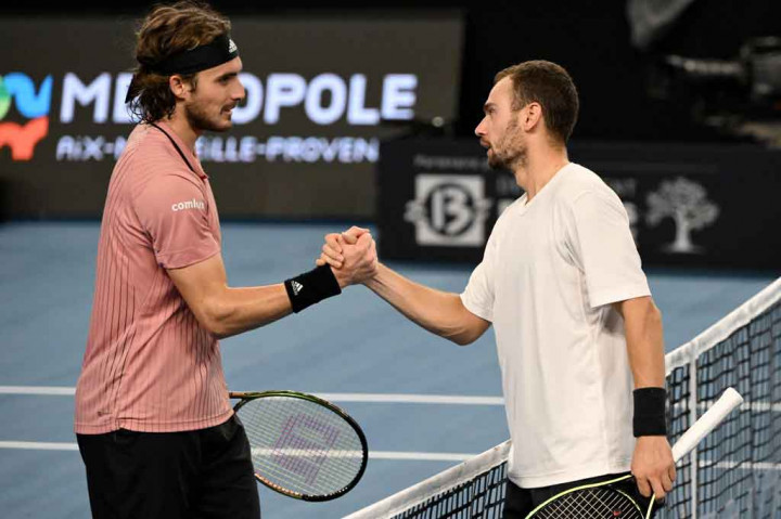 Petenis peringkat empat dunia yang juga unggulan teratas Stefanos Tsitsipas dipermalukan petenis kualifikasi berperingkat 163 asal Rusia Roman Safiullin di perempat final ATP Marseille, Jumat, 18 Februari 2022 waktu setempat.