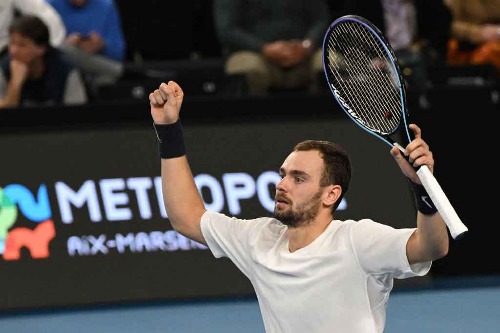 Safiullin selanjutnya akan menantang peringkat sembilan dunia yang juga juara turnamen Rotterdam akhir pekan lalu, Felix Auger-Aliassime dari Kanada di putaran empat besar. Auger-Aliassime membutuhkan enam match point untuk mengalahkan Ilya Ivashka dari Belarusia 6-3, 6-4. 