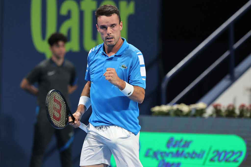 Unggulan kedua Bautista Agut, juara di Doha pada 2019, membutuhkan waktu hampir dua setengah jam untuk mengalahkan petenis Rusia Karen Khachanov, 2-6, 6-3, 7-5, di semifinal.