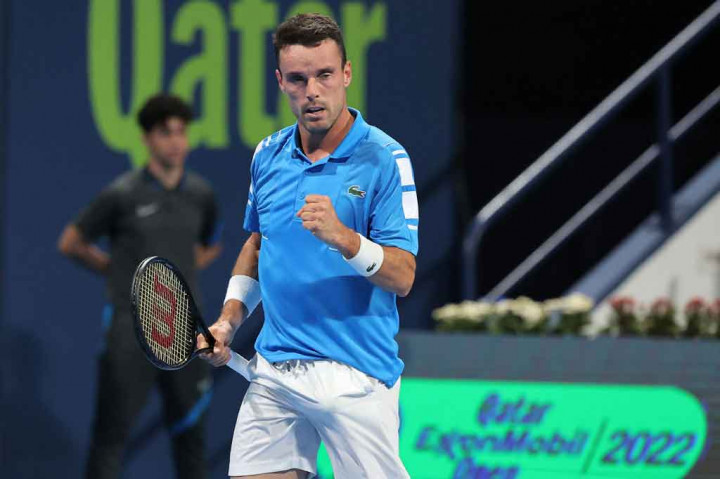 Unggulan kedua Bautista Agut, juara di Doha pada 2019, membutuhkan waktu hampir dua setengah jam untuk mengalahkan petenis Rusia Karen Khachanov, 2-6, 6-3, 7-5, di semifinal.