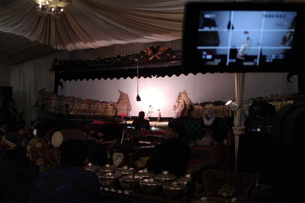 Pementasan wayang kulit tersebut sebagai respon anggapan wayang haram dalam ceramah seorang ulama yang viral di media sosial baru-baru ini.