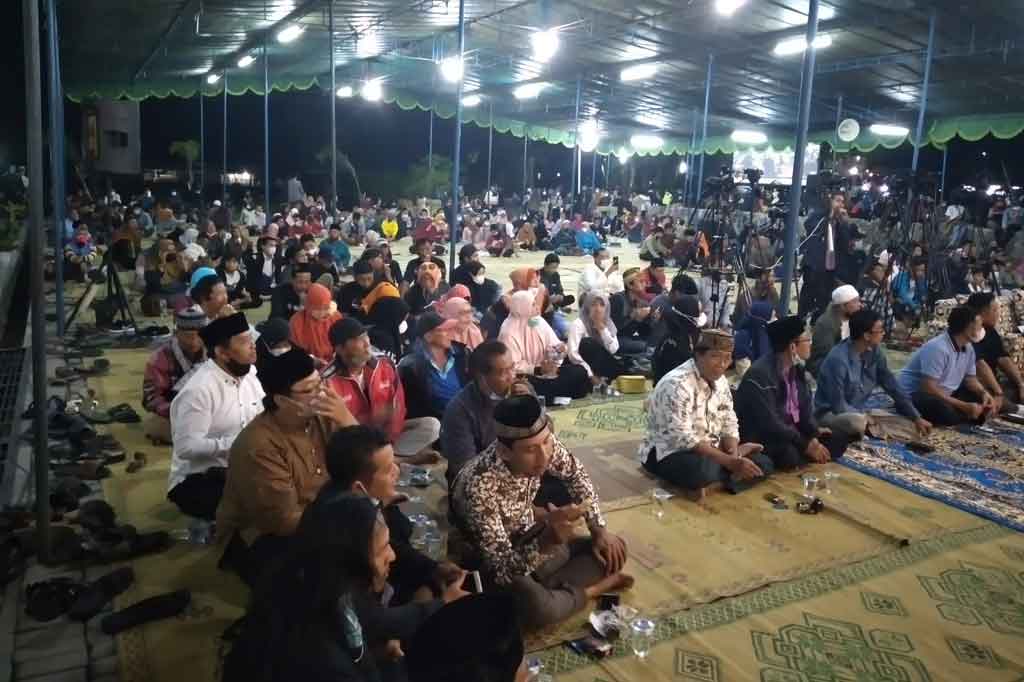 Pertunjukan bertajuk Pagelaran Wayang Kulit Dalang Menggugat itu menghadirkan dalang kondang Ki Warseno Slank. Pertunjukan yang juga disiarkan di media sosial YouTube itu memakai hastag #WAYANGTIDAKHARAM.