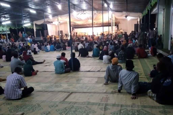 Di sisi lain, antusiasme masyarakat menyaksikan pertunjukan wayang itu cukup tinggi. Dari santri hingga masyarakat membaur menyaksikan wayang langsung maupun melalui fasilitas layar lebar. Sementara siaran langsung yang ditautkan di YouTube dilihat sekitar dua ribu orang.