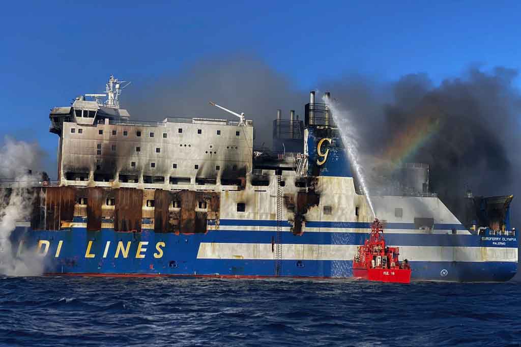 Tim penyelamat hingga kini masih melakukan pencarian terhadap 12 orang yang belum ditemukan pascakebakaran feri berbendera Italia yang masih terbakar di Laut Ionia di lepas pantai Corfu.