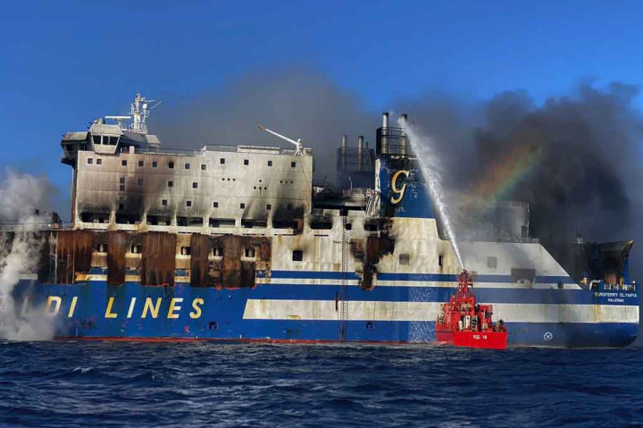 Tim penyelamat hingga kini masih melakukan pencarian terhadap 12 orang yang belum ditemukan pascakebakaran feri berbendera Italia yang masih terbakar di Laut Ionia di lepas pantai Corfu.