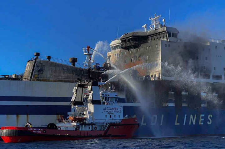 Petugas pemadam kebakaran bekerja untuk memadamkan api di atas kapal feri berbendera Italia Euroferry Olympia, di lepas pulau Corfu, Yunani, Ionia pada Sabtu, 19 Februari 2022.