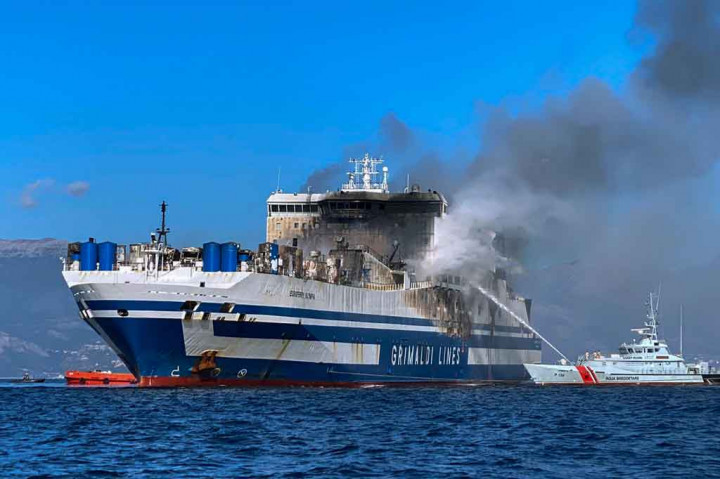 Kebakaran di Euroferry Olympia mencegah tim penyelamat naik pada pagi hari tanggal 19 Februari, tetapi sebuah helikopter, kapal fregat, kapal pemadam kebakaran, dan enam kapal tunda beroperasi di daerah itu lebih dari 50 kilometer (30 mil) dari Corfu.