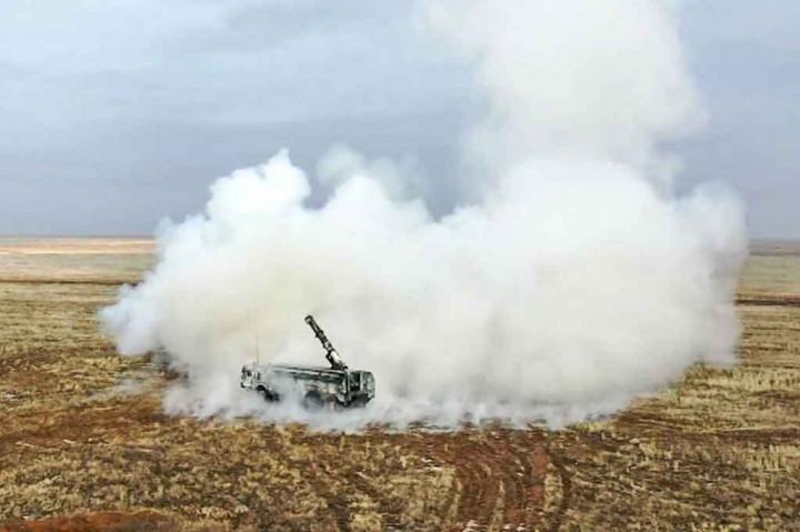 “Semua rudal mencapai target mereka, mengkonfirmasi tujuan kinerja mereka”, kata Kremlin dalam sebuah pernyataan, menambahkan bahwa latihan itu termasuk pembom Tu-95 dan kapal selam.