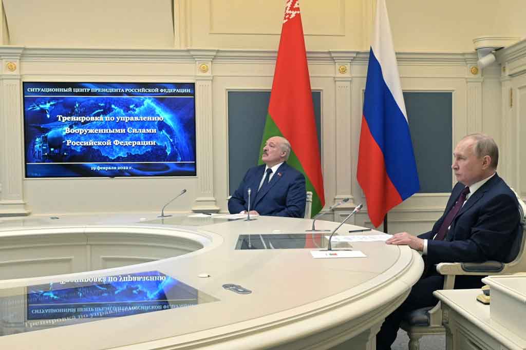 Presiden Rusia Vladimir Putin menyaksikan latihan bersama Presiden Belarusia Alexander Lukashenko dari ruang situasi Kremlin di depan serangkaian layar yang menunjukkan komandan militer saat mereka melakukan uji coba rudal terbaru mereka. 