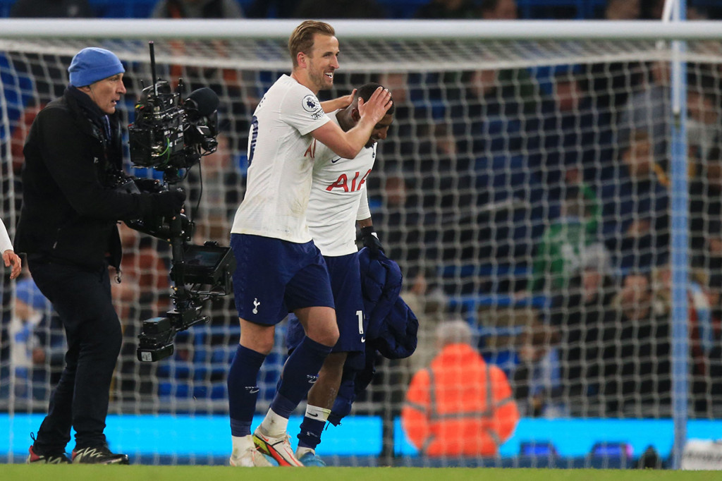 Tottenham kembali memimpin 2-1 di babak kedua lewat Harry Kane, namun Man City mengimbanginya menjadi 2-2 di injury time lewat eksekusi Riyad Mahrez. 