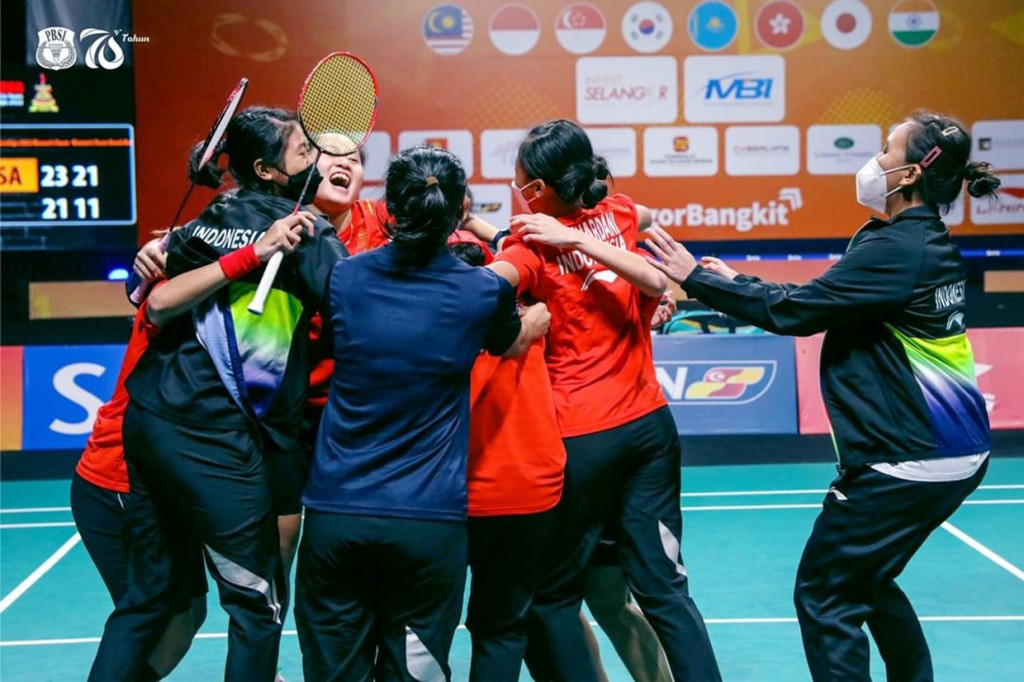Tim Putri Indonesia merayakan kemenangan usai menang 3-1 atas Korea Selatan di final Badminton Asia Team Championship 2022 di Setia Convention Centre, Minggu, 20 Februari 2022.