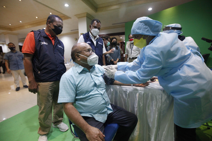 Vice President News and Media, Media Group Network, Don Bosco Selamun diperiksa tekanan darahnya saat membuka secara resmi sentra vaksinasi booster Covid-19 Media Group di Kedoya, Jakarta, Minggu, 20 Februari 2022. 