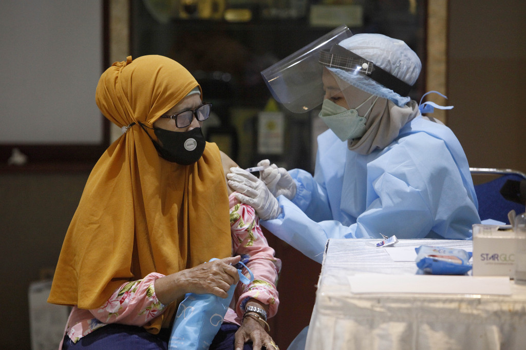 Media Group menggelar sentra vaksinasi booster covid-19 jenis AstraZeneca bagi 2.400 karyawan dan masyarakat umum. 