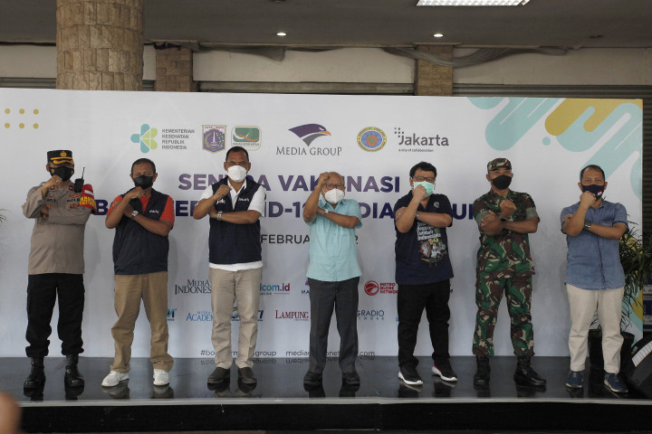 Pemimpin Redaksi Metro TV, Don Bosco Selamun (tengah) menyampaikan sambutan saat membuka secara resmi sentra vaksinasi booster Covid-19 Media Group di Kedoya, Jakarta, Minggu, 20 Februari 2022.