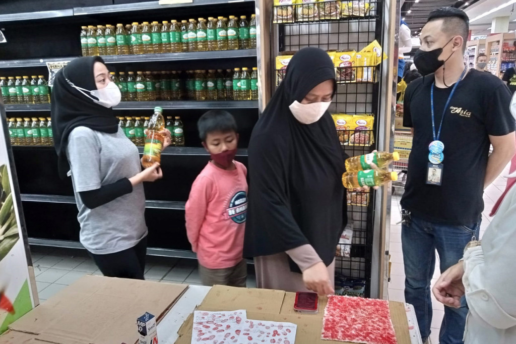 Pihak manajemen Asia Plaza menerapkan kebijakan itu untuk meminimalisasi terjadinya pembelian minyak goreng berlebih oleh warga.