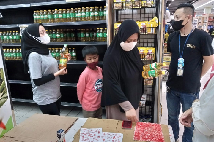 Pihak manajemen Asia Plaza menerapkan kebijakan itu untuk meminimalisasi terjadinya pembelian minyak goreng berlebih oleh warga.