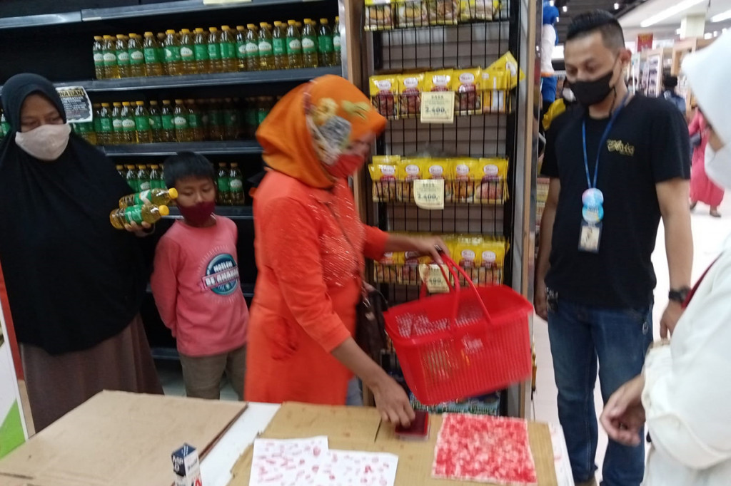 Ada hal unik saat membeli minyak goreng di Asia Plaza, Kota Tasikmalaya. Seusai membeli, warga diwajibkan celupkan jari ke tinta, sama seperti setelah mencoblos saat pemilu.