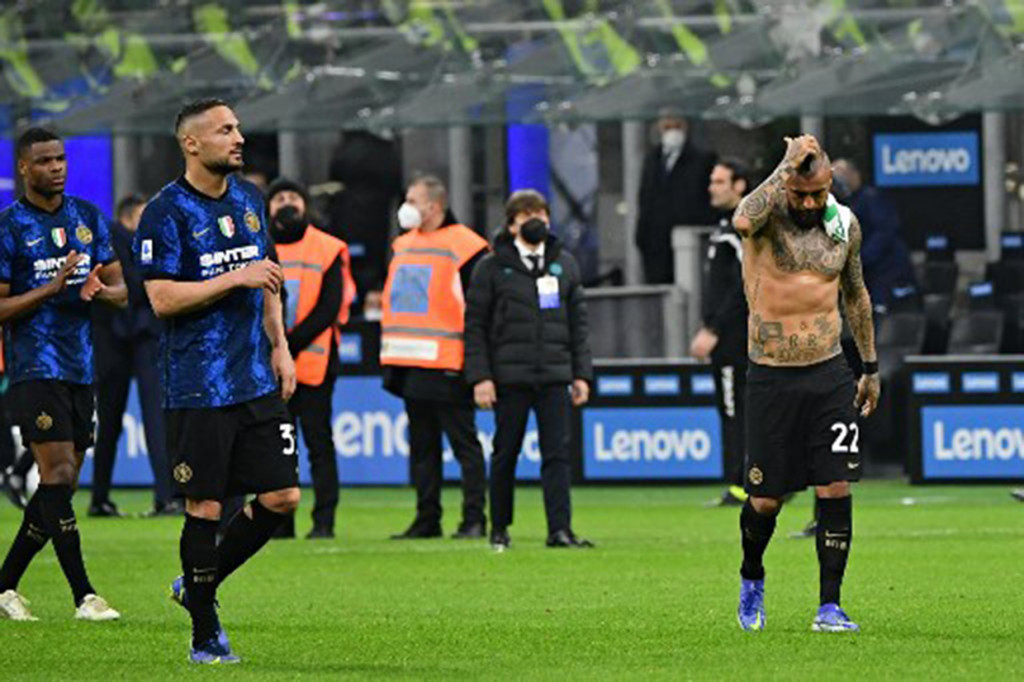 Inter Milan gagal mengambil alih puncak klasemen Serie A dari AC Milan, setelah kekalahan 0-2 Nerazzurri dari Sassuolo di kandang sendiri.
