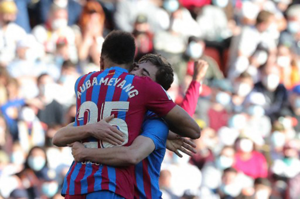 Gol-gol yang menandai pesta gol Barcelona di markas Valencia dicetak oleh Pierre-Emerick Aubameyang (23', 38'), Frenkie de Jong (32'), dan Pedri (63').
