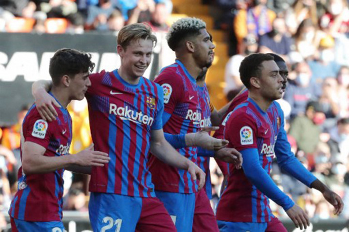 Frenkie de Jong bersama tim melakukan selebrasi usai mencetak gol ke gawang Valencia.