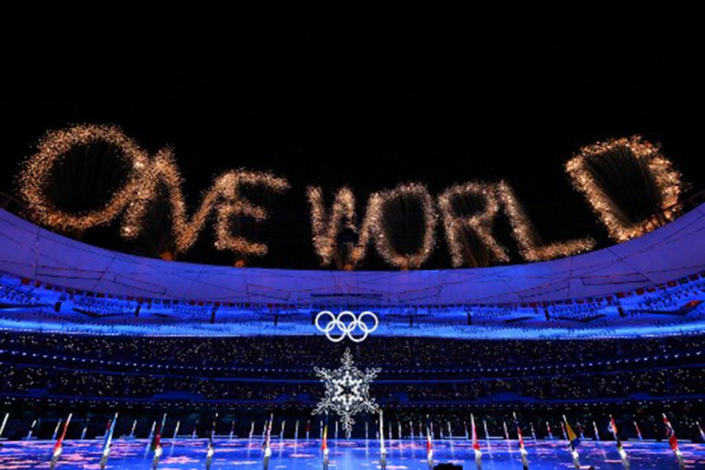 Upacara penutupan Minggu malam dipuncaki pertunjukan kembang api 90 detik, menampilkan tulisan 