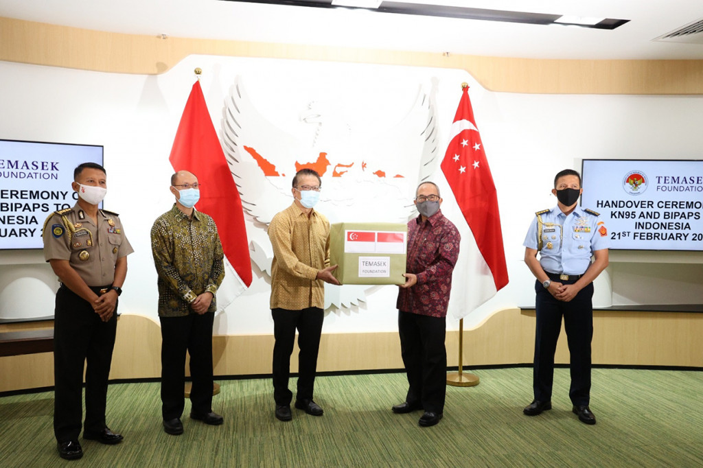 Penyerahan bantuan diselenggarakan secara hybrid, Senin, 21 Februari 2022, dengan dihadiri oleh Dubes RI untuk Singapura Suryopratomo, Chief Executive Temasek Foundation International Mr. Benedict Cheong, Direktur Jenderal Asia Pasifik dan Afrika Kementerian Luar Negeri Abdul Kadir Jailani, Wakil Asisten Operasi TNI Marsekal Pertama TNI Kustono, Sekretaris NCB-Interpol Indonesia Divhubinter Polri Brigjen Pol. Amur Chandra Juli Buana, serta jajaran tinggi dari masing-masing institusi.