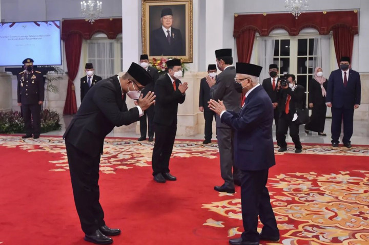 Sesudah pelantikan, Presiden Jokowi bersama Wakil Presiden Ma’ruf Amin dan Menteri Koordinator bidang Politik, Hukum dan HAM Mahfud MD memberikan ucapan selamat.