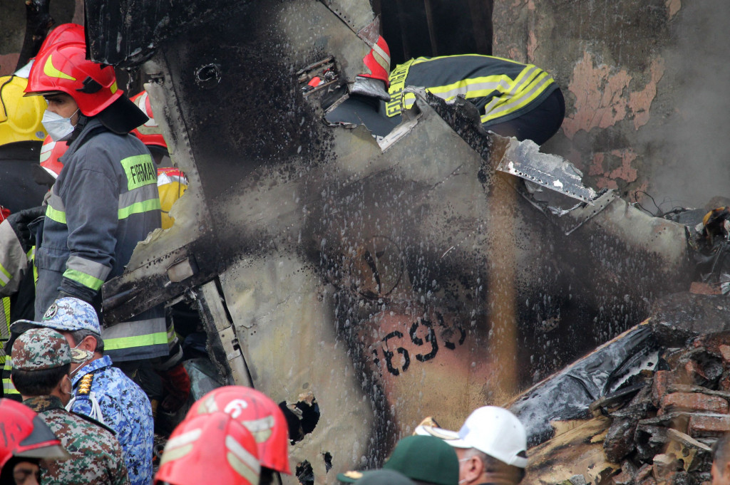 Sebuah pesawat tempur F5 buatan AS yang digunakan militer Iran jatuh dan menghantam sebuah sekolah di Kota Tabriz, Iran barat laut, Senin, 21 Februari 2022.