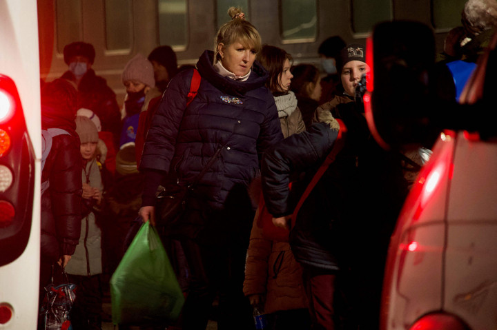 Tak hanya menggunakan kereta, sejumlah warga juga dievakuasi menggunakan bus dan mobil.