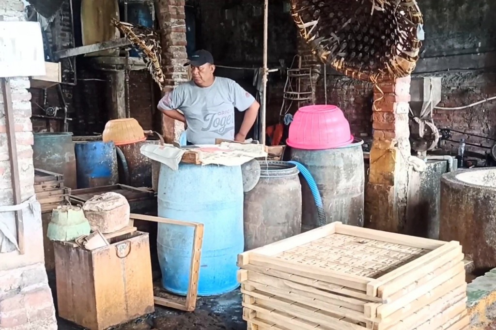 Mereka menuntut pemerintah untuk menurunkan harga kedelai karena bisa mengancam perajin tahu tempe gulung tikar.