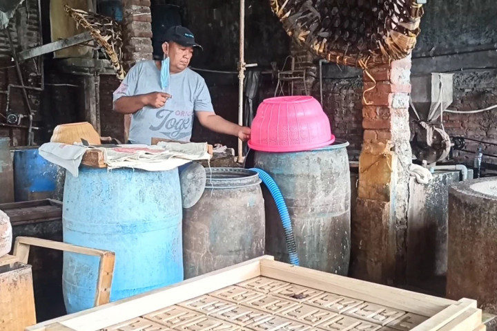 Menyusul mahalnya harga kedelai hingga di atas Rp11 ribu per kilogram membuat para perajin tahu dan tempe di Desa Sepande Kecamatan Candi Kabupaten Sidoarjo mogok berproduksi selama tiga hari.