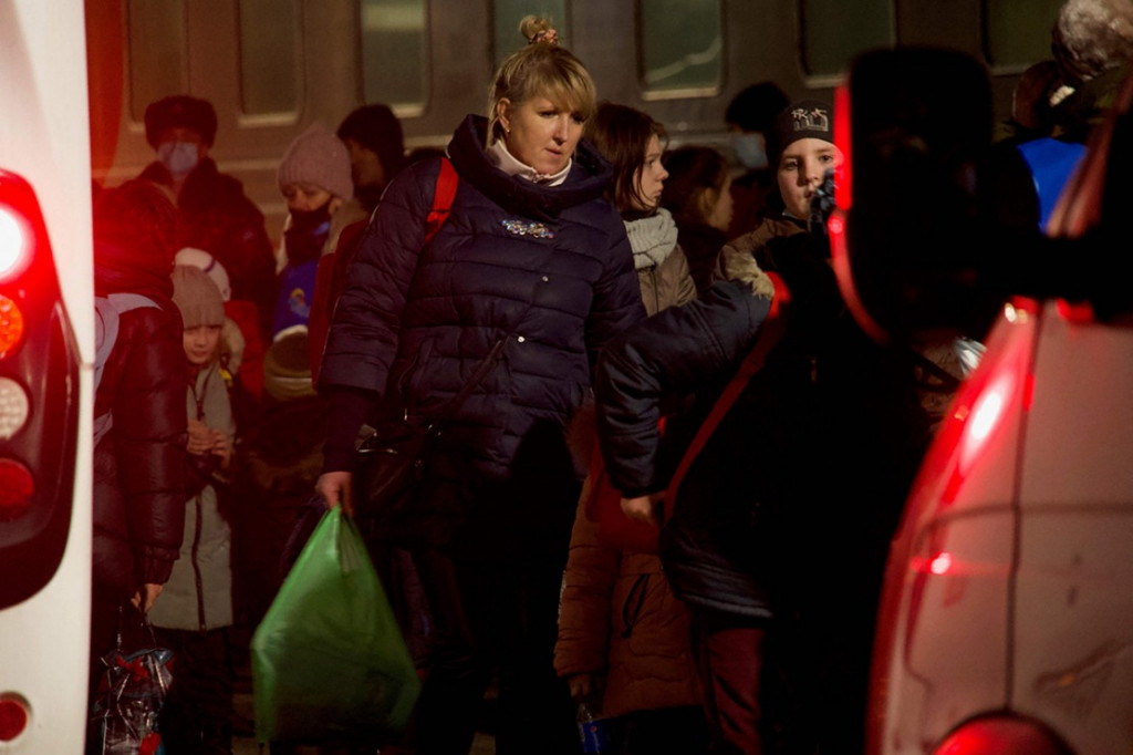 Pemimpin wilayah pemberontak di Ukraina timur yang pro-Rusia mengevakuasi warga sipil di Donetsk dan Luhansk, imbas memanasnya Ukraina-Rusia.