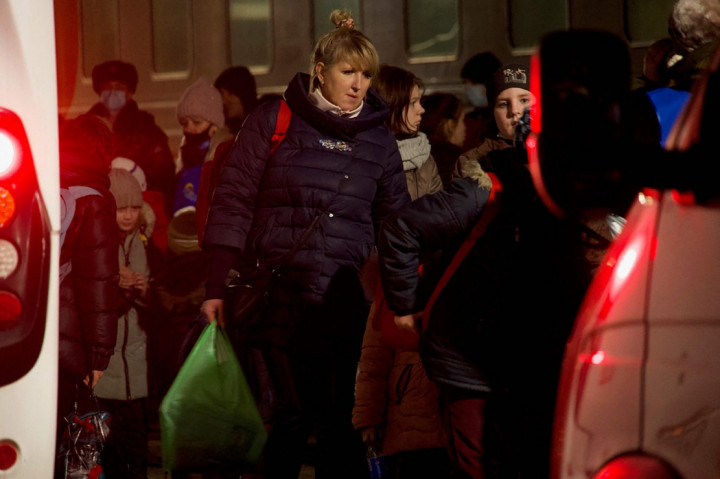 Pemimpin wilayah pemberontak di Ukraina timur yang pro-Rusia mengevakuasi warga sipil di Donetsk dan Luhansk, imbas memanasnya Ukraina-Rusia.