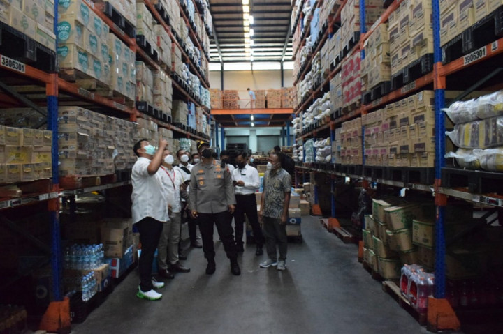 Aparat Polresta Sidoarjo melakukan inspeksi mendadak (sidak) ketersediaan minyak goreng di sejumlah gudang minimarket di Kecamatan Gedangan Kabupaten Sidoarjo, Senin, 21 Februari 2022. Dari sidak tersebut diketahui bahwa suplai minyak goreng dari pihak supplier memang terbatas.