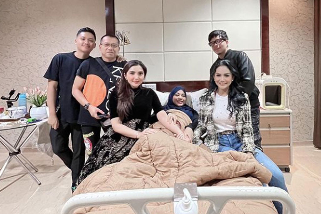 Sementara itu, Aurel melalui Instagram Stories-nya mengucapkan terima kasih atas doa untuk kelahiran anak pertamanya. Namun, untuk mencegah penyebaran covid-19, Aurel tidak menerima siapapun untuk menjenguknya di rumah sakit, kecuali keluarga inti.