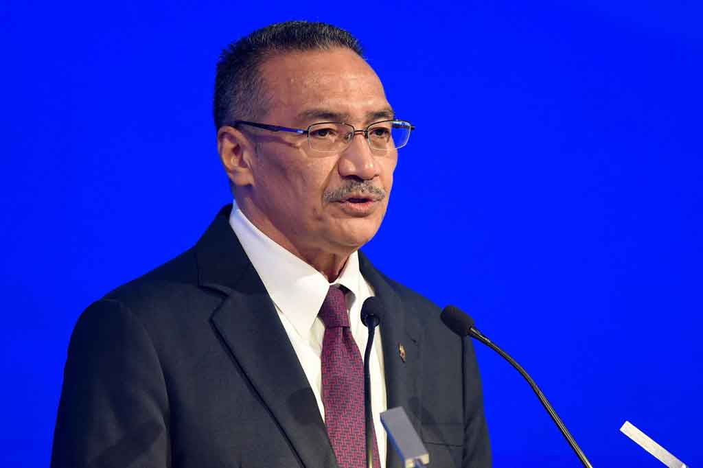 Menteri Senior Pertahanan Malaysia Hishammuddin Hussein positif covid-19, dan kini sedang menjalani isolasi mengikuti ketetapan yang dibuat oleh Kementerian Kesehatan Malaysia (KKM).