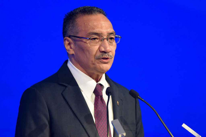 Menteri Senior Pertahanan Malaysia Hishammuddin Hussein positif covid-19, dan kini sedang menjalani isolasi mengikuti ketetapan yang dibuat oleh Kementerian Kesehatan Malaysia (KKM).