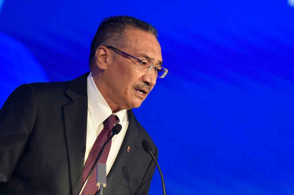 Kantor Menteri Senior Pertahanan Malaysia dalam pernyataan kepada media di Kuala Lumpur, Selasa, 22 Februari 2022, menyatakan Hishammuddin yang sudah menerima dosis booster menjalani tes covid-19 jenis RT-PCR secara berkala, selain melakukan ujian tes secara mandiri dengan RTK Antigen.